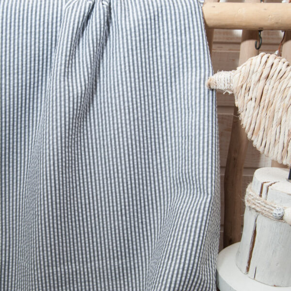 Coupon de coton seersucker rayé, texture gaufrée noire et blanche